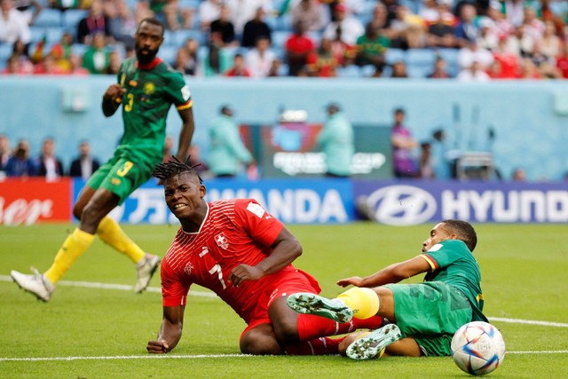 Pemain Timnas Swiss Breel Embolo berusaha melewati pemain Timnas Kamerun Jean-Charles Castelletto pada pertandingan Grup G Piala Dunia 2022 Qatar di Stadion Al Janoub, Al Wakrah, Qatar.
Foto: Issei Kato/REUTERS