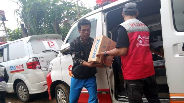Penyaluran bantuan donasi konsumen Alfamidi untuk korban bencana gempa Cianjur. (foto: istimewa)