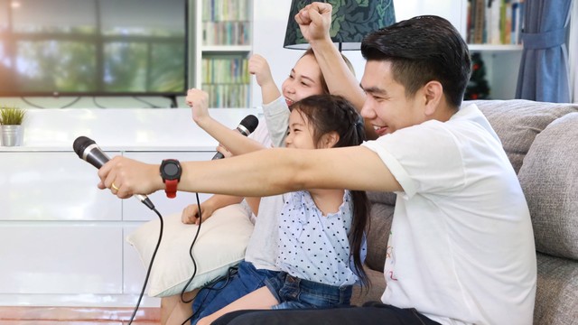 Illustrasi keluarga bernyanyi di rumah. Foto: feeling lucky/Shutterstock.
