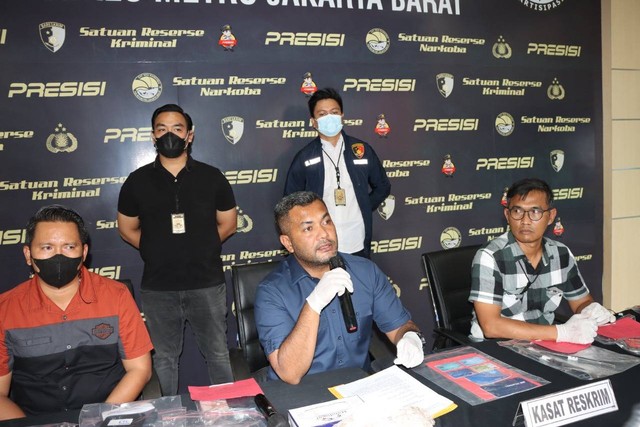 Konferensi pers ungkap kasus pembobolan mesin ATM oleh Polres Metro Jakarta Barat, Kamis (24/11/2022).
Foto: Dok. Humas Polres Jakbar
