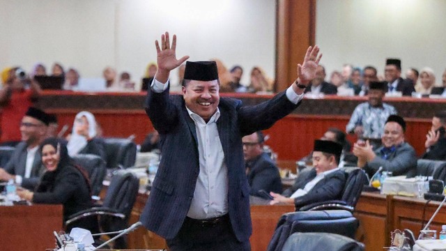 Ekspresi Teuku Raja Keumangan usai ditetapkan sebagai Wakil Ketua DPR Aceh menggantikan rekan satu fraksinya dari Partai Golkar, Hendra Budian, dalam rapat paripurna pada Kamis (24/11/2022) sore. Foto: Suparta/acehkini