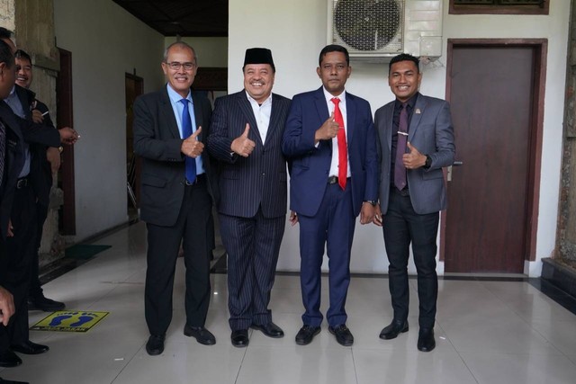 Teuku Raja Keumangan (berpeci) bersama pimpinan DPR Aceh seusai rapat paripurna, Kamis (24/11/2022). Foto: Abdul Hadi/acehkini