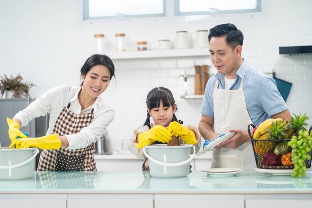 Ilustrasi keluarga yang bekerja sama di pekerjaan rumah. Foto: Hananeko_Studio/Shutterstok