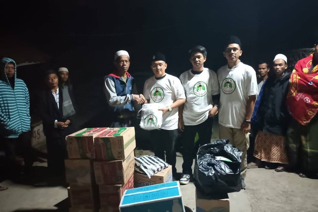 Relawan Santri Dukung Ganjar menyalurkan bantuan kepada korban gempa Cianjur, Kamis (24/11/2022). Foto: Dok. Istimewa