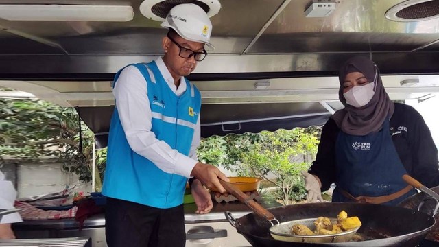 Direktur Utama PLN, Darmawan Prasodjo berada di dapur bergerak yang menyediakan 2.000 paket makanan untuk korban gempa Cianjur. (foto: istimewa)