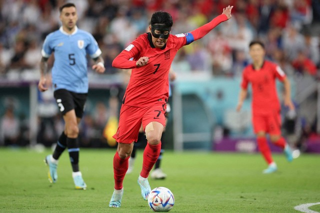 Pemain Timnas Korea Selatan Son Heung-min saat melawan Timnas Uruguay pada pertandingan Grup H Piala Dunia 2022 Qatar di Education City Stadium, Al Rayyan, Qatar.
 Foto: Kim Hong-Ji/REUTERS