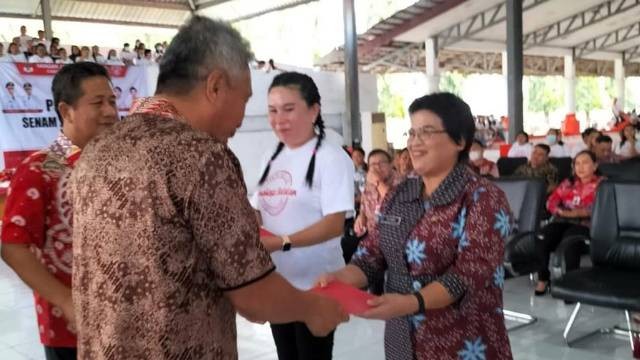 Bupati Minahasa Selatan, Franky Donny Wongkar saat menyerahkan piagam penghargaan untuk para tenaga kesehatan di daerah tersebut.