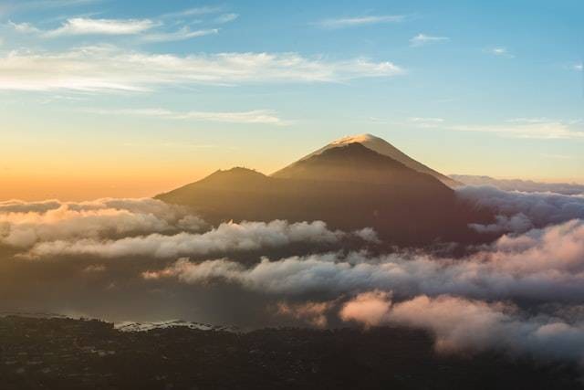 Ilustrasi pembahasan Gunung Gede aktif atau tidak, sumber foto Hugo Villegas on Unsplash