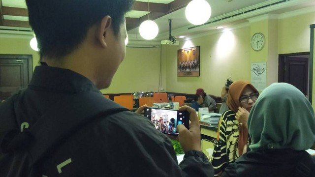 Kegiatan proses liputan berita di kantor DPRD Kota Surabaya (Sumber gambar : Dokumen Pribadi)