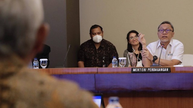 Menteri Perdagangan Zulkifli Hasan rapat dengan Gabungan Perusahaan Pembibitan Unggas (GPPU) di Kementerian Perdagangan, Jakarta, Kamis (24/11/2022). Foto: ANTARA/ HO Biro Humas Kementerian Perdagangan