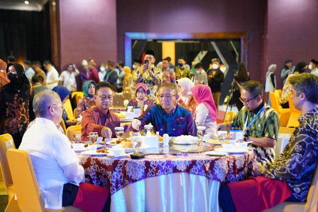 Wali Kota Edi Kamtono dan Gubernur Sutarmidji di acara Welcome Dinner yang digelar untuk menyambut delegasi BIMP-EAGA. Foto: Prokopim Pemkot Pontianak