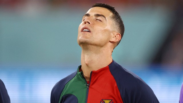 Pemain Portugal Cristiano Ronaldo saat menyanyikan lagu kebangsaan sebelum pertandingan melawan Ghana di Stadion 974, Doha, Qatar. Foto: Hannah Mckay/Reuters