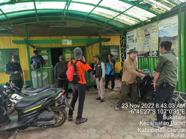 Tim pengecekan jalur wisata pendakian Gunung Putri, sedang bersiap untuk berangkat di pos pemeriksaan pendaki GPO, Gunung Putri. Foto: Harley Sastha.