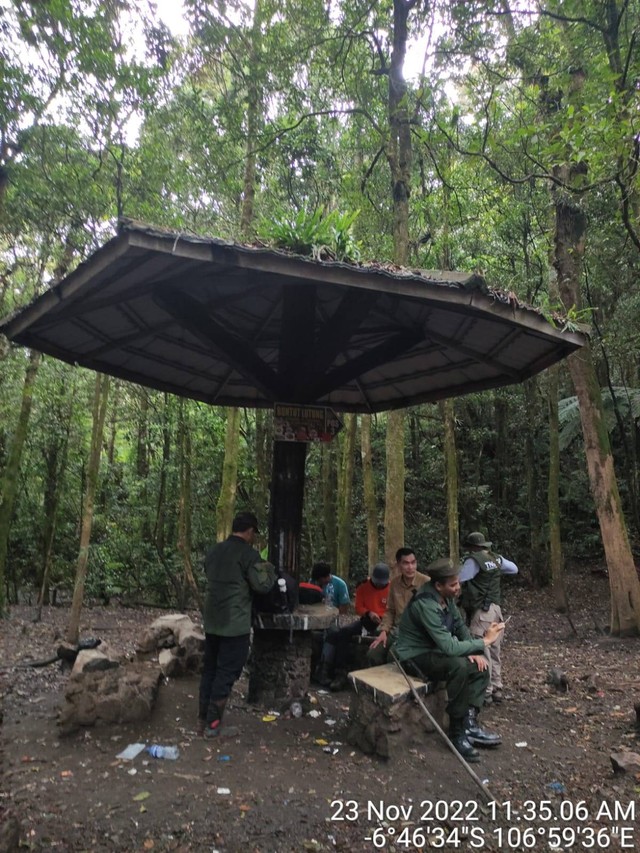 Kondisi sapras shelter Pos 3 (Buntut Lutung), jalur wisata pendakian Gunung Putri. masih dalam keadaan baik. Foto: Harley Sastha.