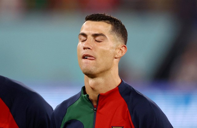 Pemain Portugal Cristiano Ronaldo saat menyanyikan lagu kebangsaan sebelum pertandingan melawan Ghana di Stadion 974, Doha, Qatar. Foto: Hannah Mckay/Reuters 