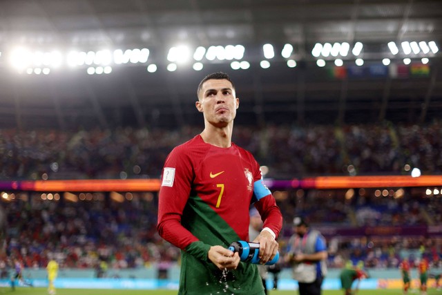 Pemain Portugal Cristiano Ronaldo saat menyanyikan lagu kebangsaan sebelum pertandingan melawan Ghana di Stadion 974, Doha, Qatar. Foto: Carl Recine/Reuters