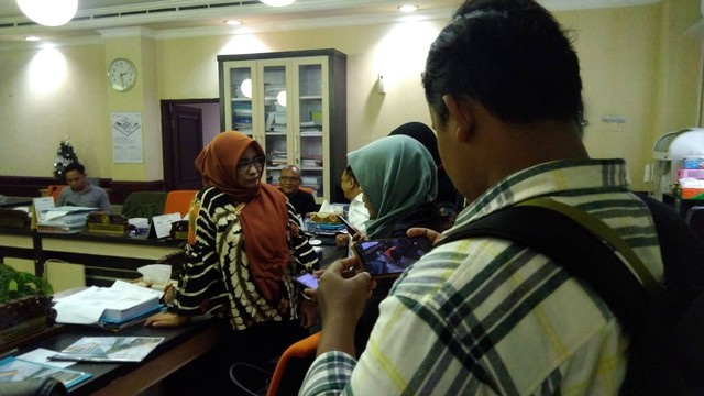 Kegiatan liputan di kantor DPRD Kota Surabaya. (Sumber Gambar: Dokumen Pribadi)