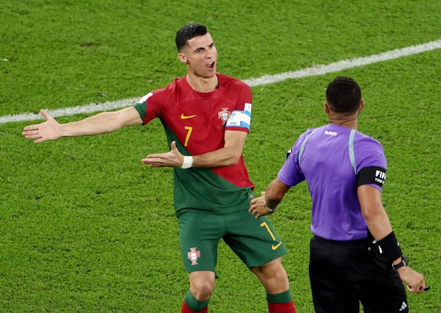 Pemain Portugal Cristiano Ronaldo protes terhadap wasit Ismail Elfath pada pertandingan Piala Dunia Qatar 2022 Grup H di Stadion 974, Doha, Qatar. Foto: Marko Djurica/Reuters