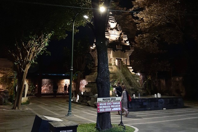 Suasana tenang saat malam hari di wisata religi Candi Gereja Hati Kudus Tuhan Yesus, Ganjuran (Kumparan/Gabriela Vanessa Pantas)