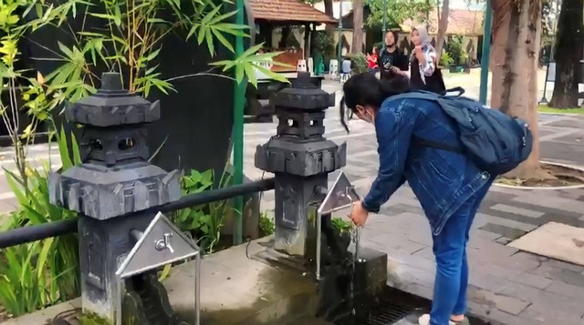 Membasuh muka dengan sumber air alami di wisata religi Gereja Hati Kudus Tuhan Yesus, Ganjuran (Kumparan/Gabriela Vanessa Pantas)
