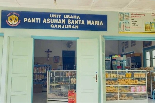 Unit Usaha Panti Asuhan Santa Maria Ganjuran yang menjual aneka macam makanan, minuman, dan perlengkapan ibadah umat Katolik. (Kumparan/Gabriela Vanessa Pantas)
