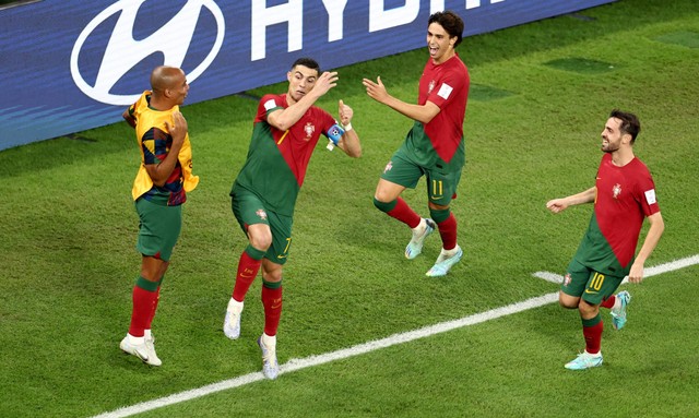 Cristiano Ronaldo Portugal merayakan gol pertama mereka dengan Joao Mario, Bernardo Silva dan Joao Felix pada pertandingan Piala Dunia Qatar 2022 Grup H di Stadion 974, Doha, Qatar. Foto: Marko Djurica/Reuters