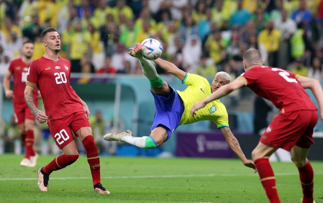 Richarlison Brasil mencetak gol kedua pada pertandingan Piala Dunia Qatar 2022 Grup G di Stadion Lusail, Lusail, Qatar. Foto: Amanda Perobelli/Reuters
