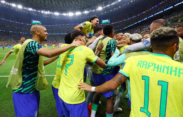 Richarlison dari Brasil merayakan gol kedua mereka dengan rekan setimnya pada pertandingan Piala Dunia Qatar 2022 Grup G di Stadion Lusail, Lusail, Qatar. Foto: Kai Pfaffenbach/Reuters