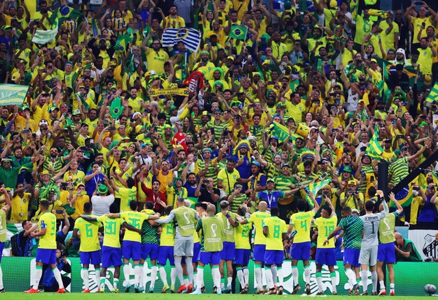 Pemain dan penggemar Brasil merayakan kemenangan setelah melawan Serbia pada pertandingan Piala Dunia Qatar 2022 Grup G di Stadion Lusail, Lusail, Qatar. Foto: Matthew Childs/Reuters