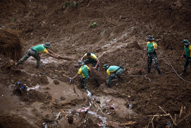 Tim SAR gabungan melakukan pencarian korban tertimbun longsor gempa bumi di Cugenang, Kabupaten Cianjur, Jawa Barat, Kamis (24/11/2022). Foto: Yulius Satria Wijaya/Antara Foto