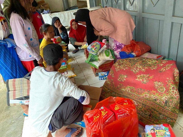 kumparan serahkan bantuan untuk korban Gempa di Cianjur, Rabu (23/11/2022). Foto: Muhammad Iqbal/kumparan