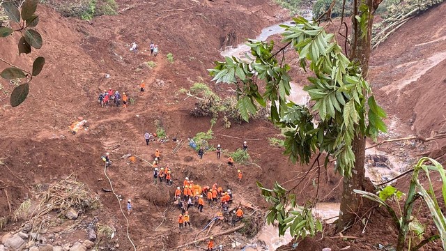 Proses evakuasi korban yang berada di mobil terkena longsor di Cugenang. Foto: Muhammad Iqbal/kumparan