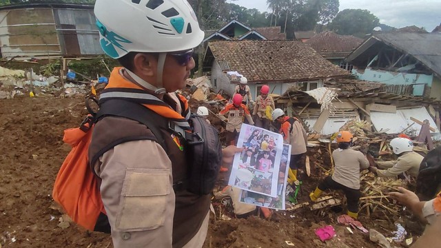 Iman, Relawan SAR Pramuka memperlihatkan posisi rumah dan korban yang diduga masih tertimbun, Jumat (25/11). Foto: Jhonatan Devin/kumparan