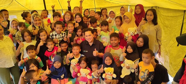 Menteri BUMN Erick Thohir foto bersama dengan anak-anak korban gempa saat mengunjungi posko BUMN di Cianjur, Jumat (25/11). Foto: Rachmadi Rasyad/kumparan