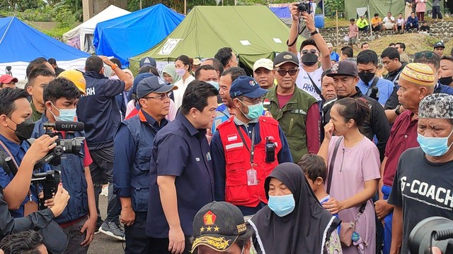 Menteri BUMN Erick Thohir berbincang dengan warga saat mengunjungi posko BUMN di Cianjur, Jumat (25/11). Foto: Rachmadi Rasyad/kumparan