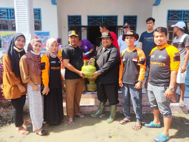 Dompet Dhuafa Waspada distribusikan kebutuhan pangan bagi penyintas banjir di Desa Paluh Manan, Kecamatan Hamparan Perak, Kabupaten Deli Serdang, Sumut (Rabu, 23/11/2022)