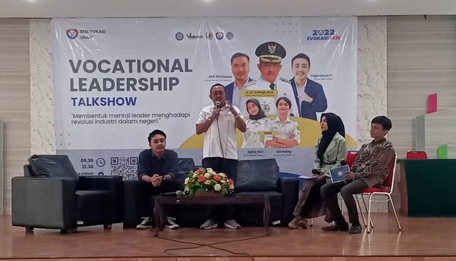 Wakil Wali Kota Surabaya Armuji (berdiri) dalam talk show vocational leadership yang digelar Fakultas Vokasi Unair, (24/11). Foto: Masruroh/Basra