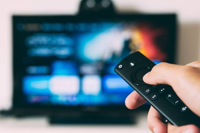 Ilustrasi mengatur frekuensi TV. Foto: Unsplash.com