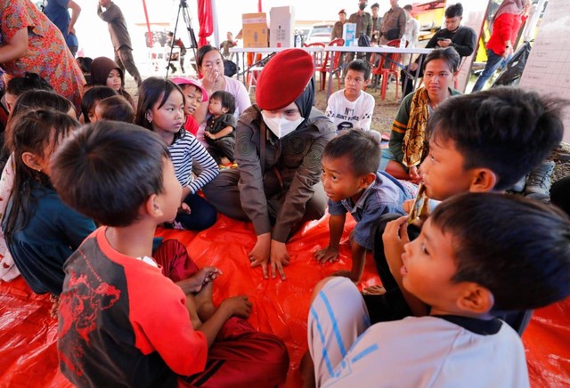 BIN melakukan trauma healing kepada anak-anak korban gempa Cianjur di Posko Bantuan BIN di jalan lintas Labuan-Cianjur, Desa Cijedil, Kecamatan Cugenang, Kabupaten Cianjur, Kamis (24/11). Foto: Dok. Istimewa