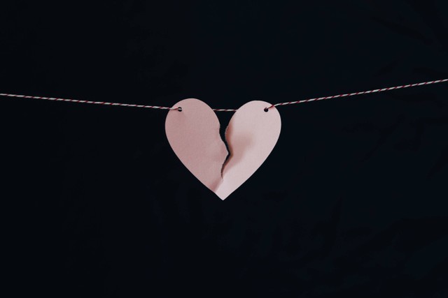 20 Kata-kata Menolak Cinta sebagai Referensi, Foto: Unsplash/Kelly Sikkema.