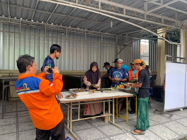 Suasana pendistribusian makanan di dapur umum Muktamar ke-48 Muhammadiyah-'Aisyiyah (foto:Universitas 'Aisyiyah Surakarta)