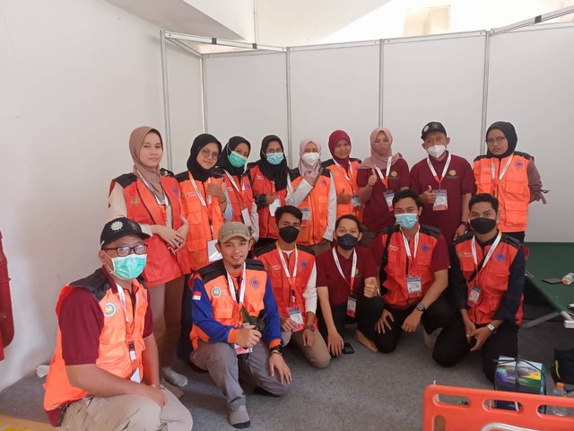 Sejumlah mahasiswa Universitas 'Aisyiyah Surakarta yang relawan kesehatan pada Muktamar ke-48 Muhammadiyah dan 'Aisyiyah.  (Foto: Universitas 'Aisyiyah Surakarta)