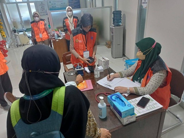 Mahasiswa Universitas 'Aisyiyah Surakarta memberikan pelayan kesehatan selama Muktamar. (Foto: Universitas 'Aisyiyah Surakarta)