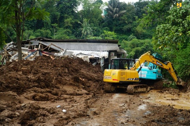 Sejumlah alat berat membuka akses jalan dari longsor akibat gempa di Jalan Kabupaten ruas Cugenang-Salahuni, Kamis (24/11). Foto: Dok. Kementerian PUPR