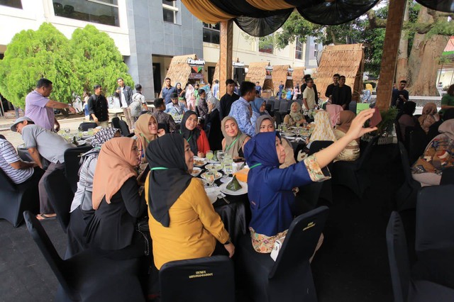 Peserta dari berbagai penjuru Indonesia menikmati kuliner Aceh. Foto: Disbudpar