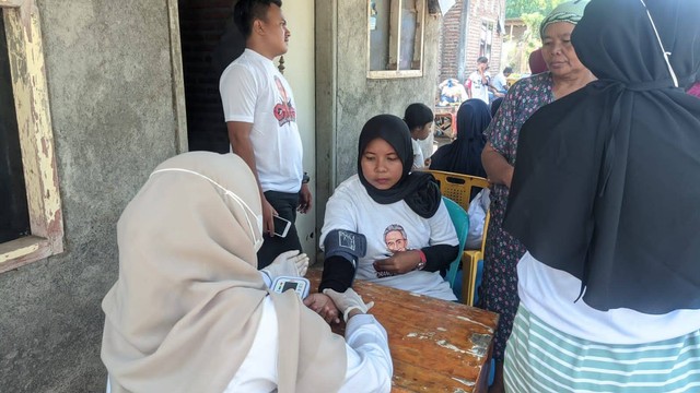 Relawan Orang Muda Ganjar (OMG) Kabupaten Probolinggo membuka klinik kesehatan gratis untuk masyarakat kurang mampu. Foto: Dok. Istimewa