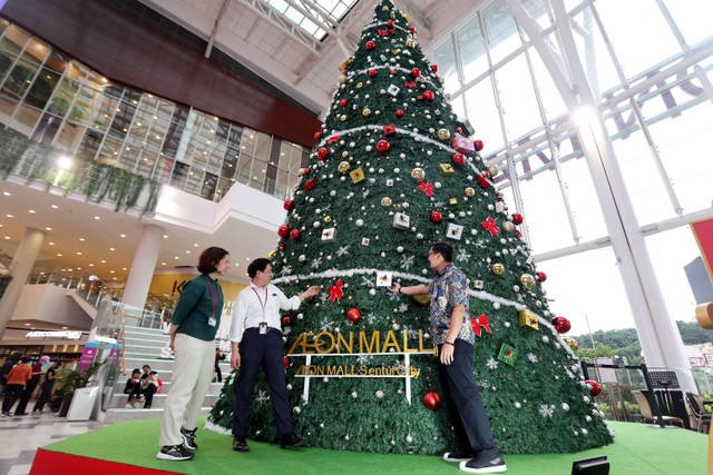 Pohon Natal setinggi 13 meter hadir di AEON Mall Sentul City. Foto: Dok. AEON Mall Sentul City