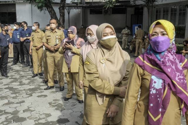 Sejumlah Pegawai Negeri Sipil (PNS) antre untuk melakukan tes usap antigen sebelum memasuki kantor Pemerintahan Kabupaten Bogor. Foto: ANTARA FOTO/Yulius Satria Wijaya
