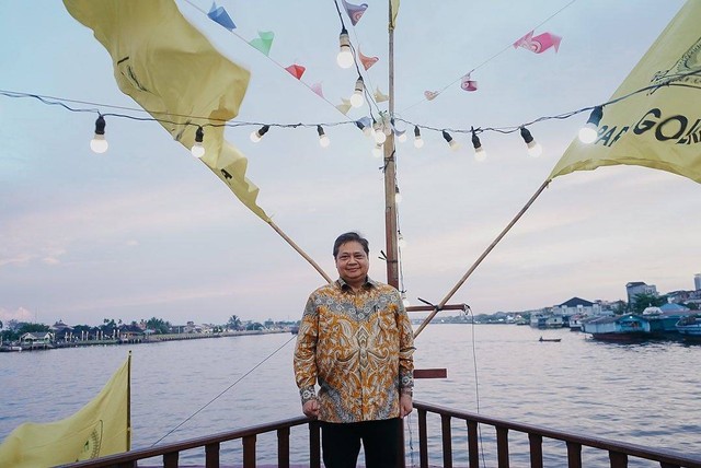 Menko Airlangga Hartarto menikmati senja di Sungai Kapuas. Foto: Instagram @golkar.pontianak