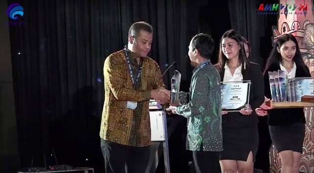 Kepala Pemberitaan Tempo Budi Setyarso yang juga bertindak sebagai juri menyerahkan penghargaan pada Malam Anugerah Humas di Sleman, Kamis (24/11/2022). Foto: Dok. youtube/kominfo